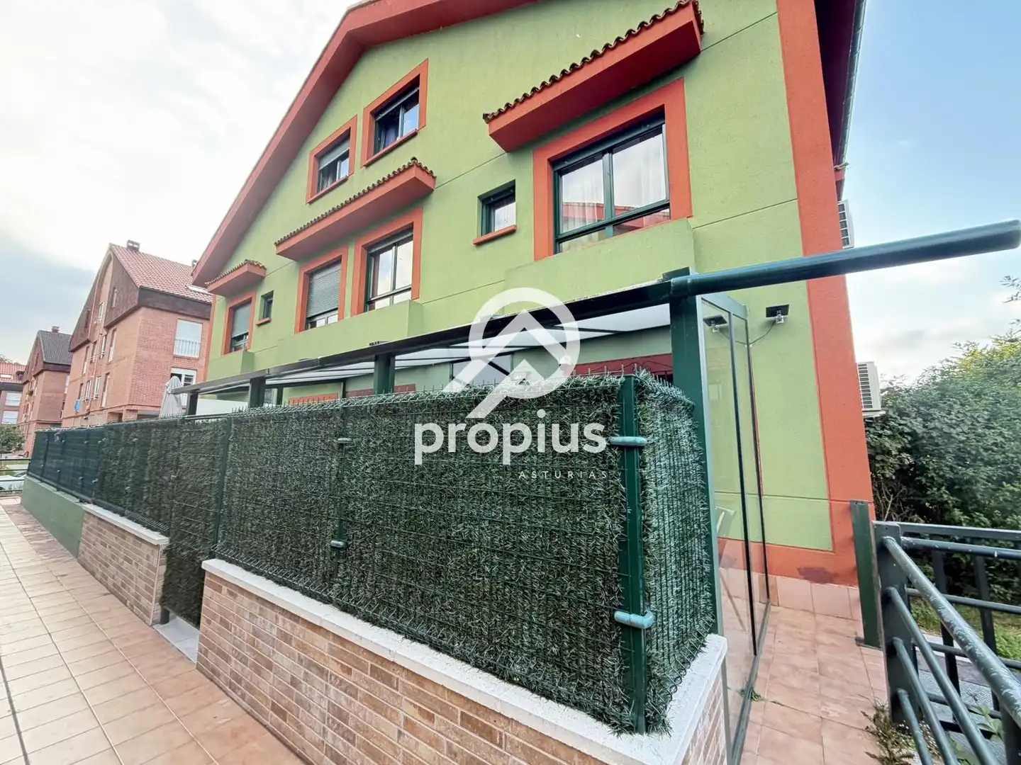 Vista exterior de Casa adosada en venda en Parres amb Aire condicionat, Calefacció i Terrassa