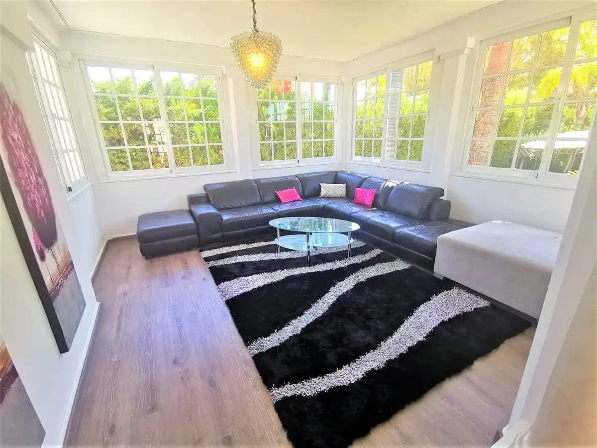 Sala d'estar de Casa o xalet de lloguer en Marbella amb Aire condicionat, Jardí privat i Terrassa