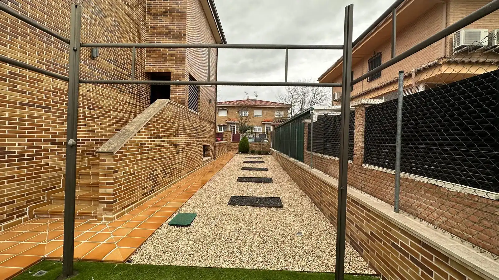 Exterior view of Houses for sale in Villaviciosa de Odón  with Air Conditioner, Heating and Private garden