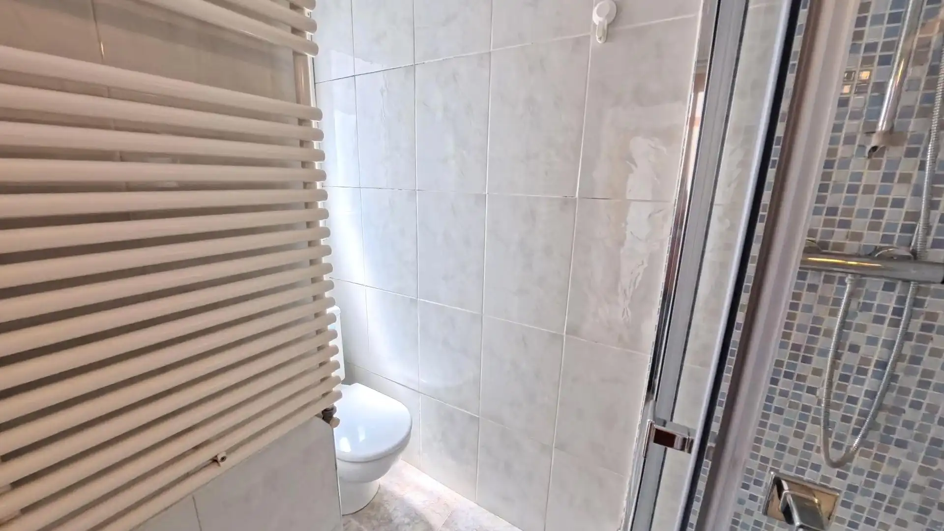 Baño de Ático en venta en Barcelona con Calefacción, Terraza y Alarma