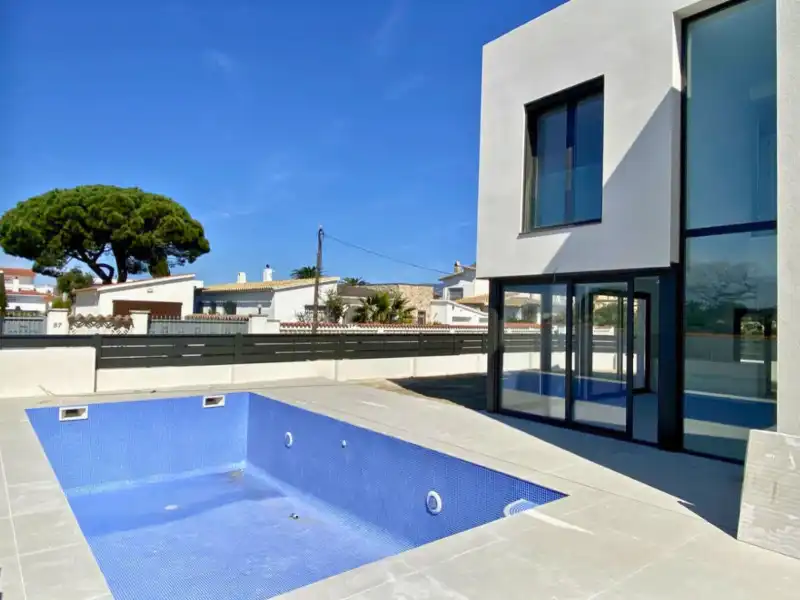Casa amb piscina en venda a N/A, imagen 2