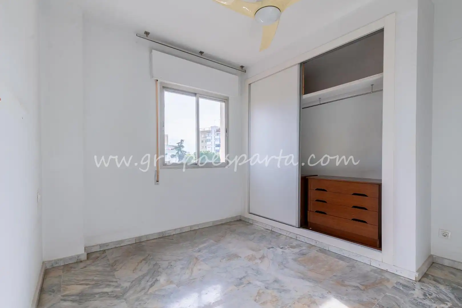 Bedroom of Flat for sale in Sevilla  with Air Conditioner and Balcony
