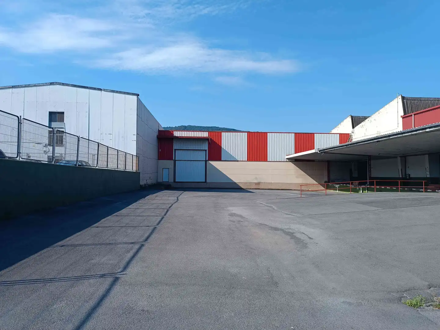 Vista exterior de Nave industrial en venta en Derio
