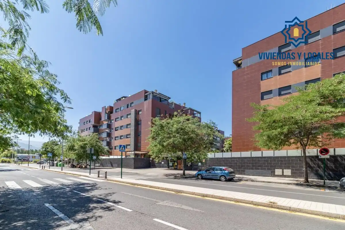 Vista exterior de Pis en venda en Granada amb Piscina comunitària