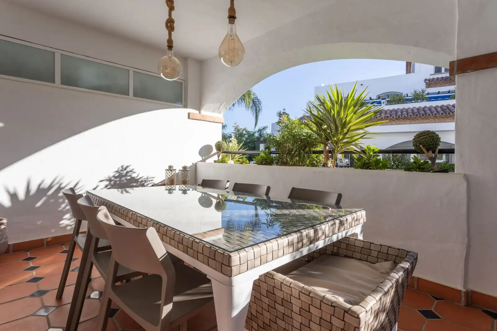 Terrasse von Wohnung zum Verkauf in Marbella mit Klimaanlage, Privatgarten und Terrasse