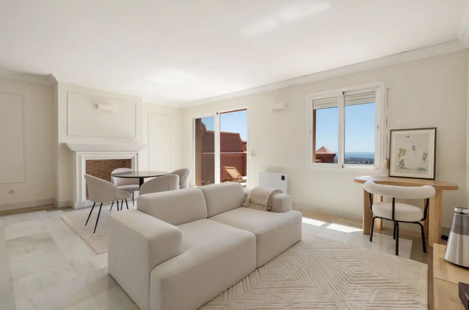 Sala de estar de Ático en venta en Benahavís con Aire acondicionado, Calefacción y Terraza