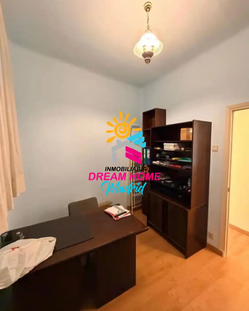 Habitación de Piso en venta en Madrid con Balcón