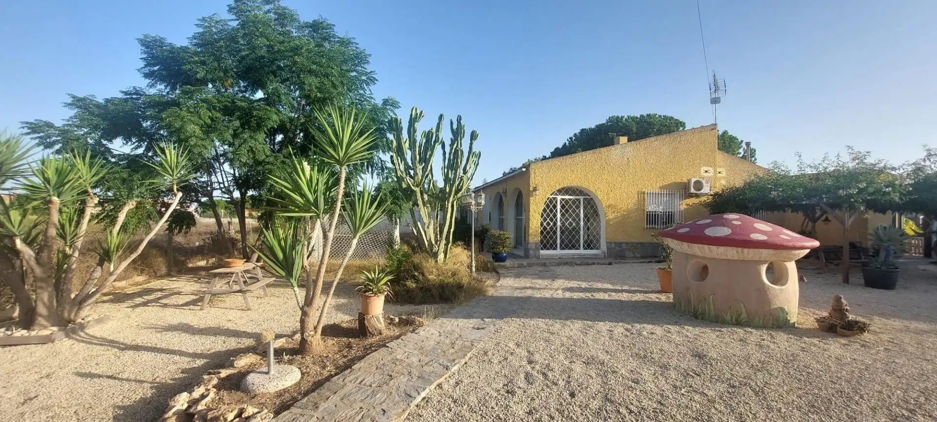 Chalet con piscina en venta en Los Arenales del Sol