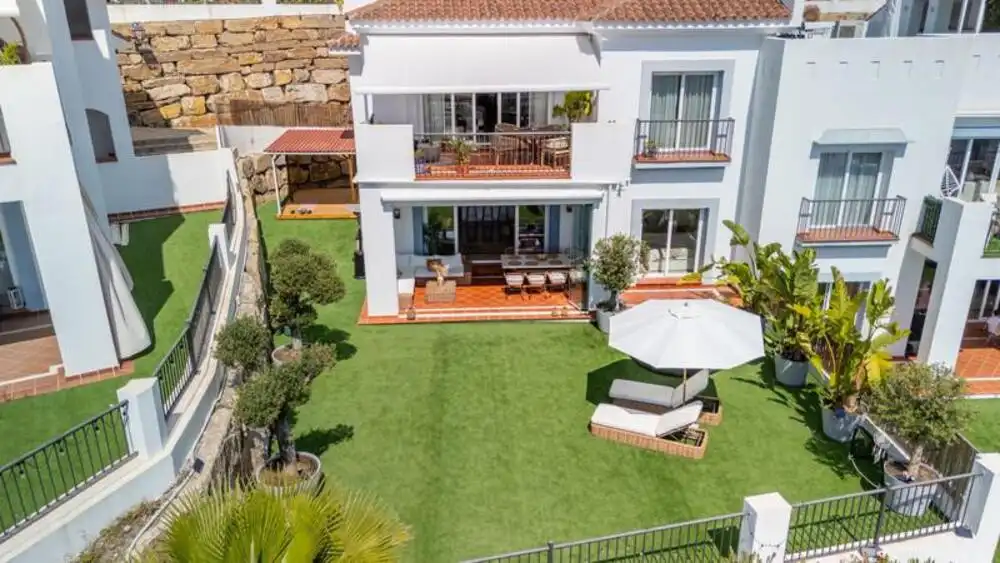 Jardí de Planta baixa en venda en Benahavís amb Aire condicionat, Terrassa i Piscina