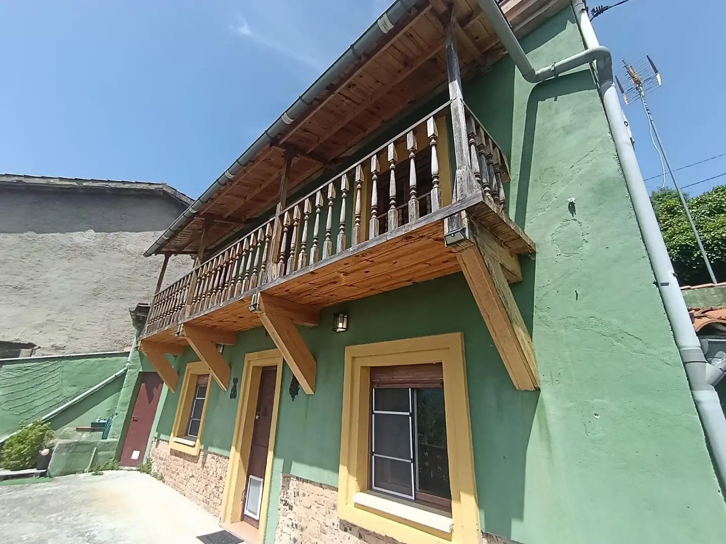 Außenansicht von Country house zum Verkauf in San Martín del Rey Aurelio mit Balkon