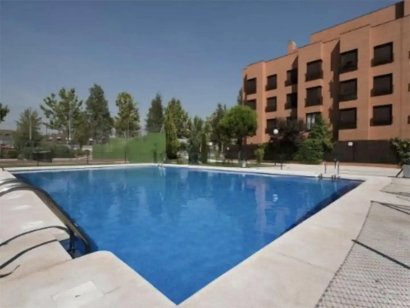 Schwimmbecken von Wohnung zur Miete in  Madrid Capital mit Klimaanlage, Schwimmbad und Balkon