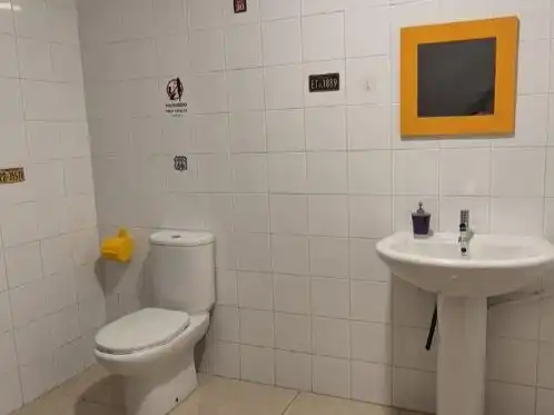 Bany de Local de lloguer en Dolores amb Aire condicionat