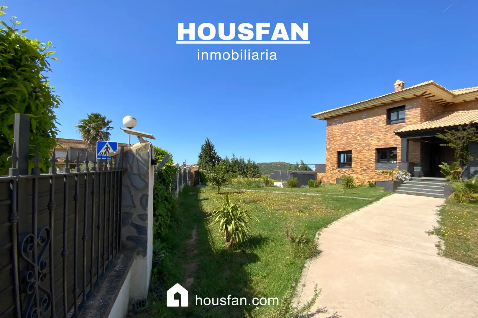 Vista exterior de Casa o xalet en venda en Cáceres amb Aire condicionat, Calefacció i Jardí privat