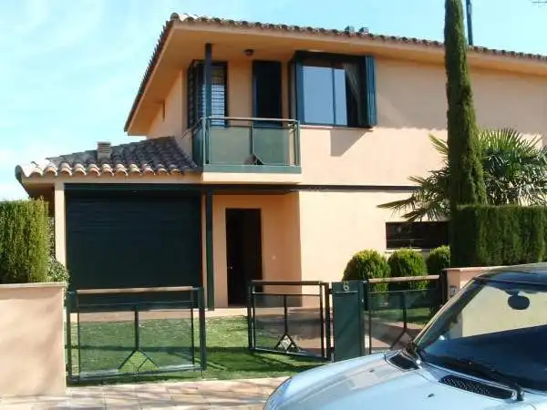 Außenansicht von Einfamilien-Reihenhaus zum Verkauf in Navata mit Heizung, Privatgarten und Terrasse