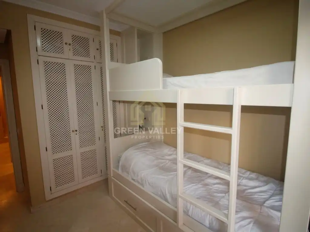 Schlafzimmer von Wohnung zum Verkauf in Marbella mit Klimaanlage, Privatgarten und Terrasse