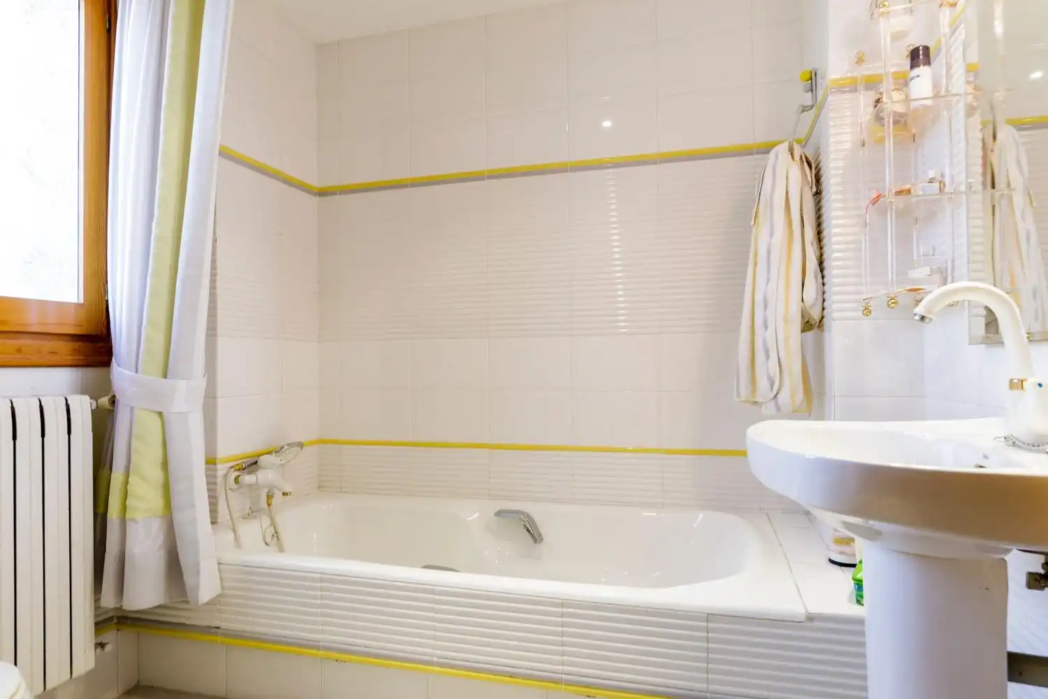 Bathroom of Houses for sale in Zaragoza  with Air Conditioner, Heating and Private garden