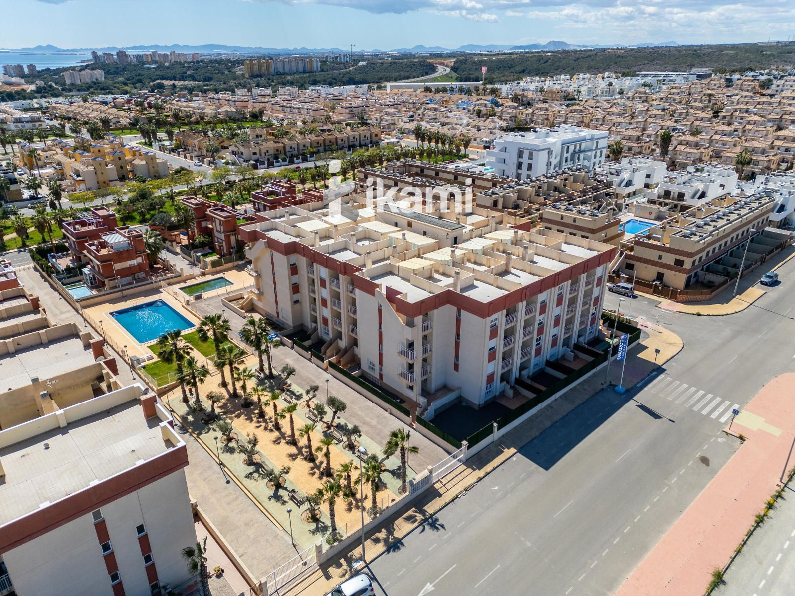 Vista exterior de Àtic en venda en Orihuela amb Aire condicionat, Jardí privat i Terrassa