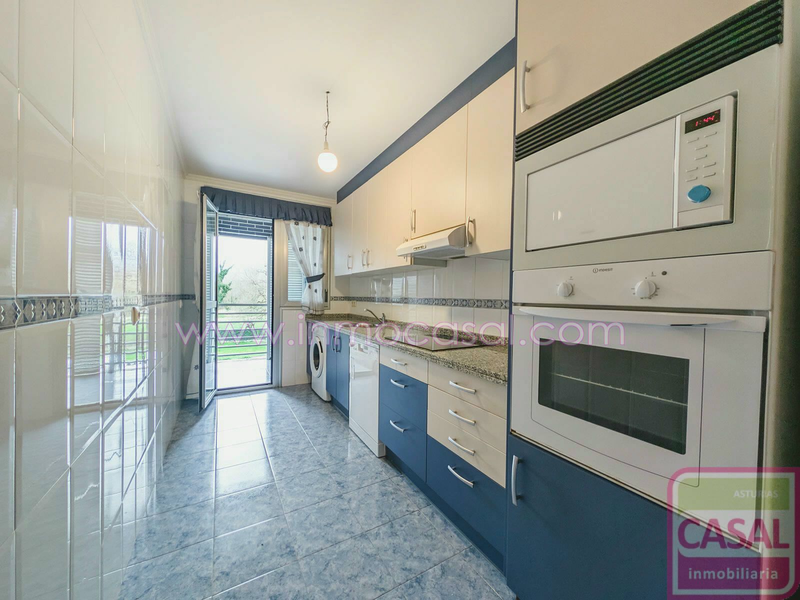 Cocina de Piso en venta en Oviedo  con Calefacción y Trastero
