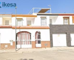 Vista exterior de Casa adosada en venda en Arahal amb Jardí privat i Terrassa