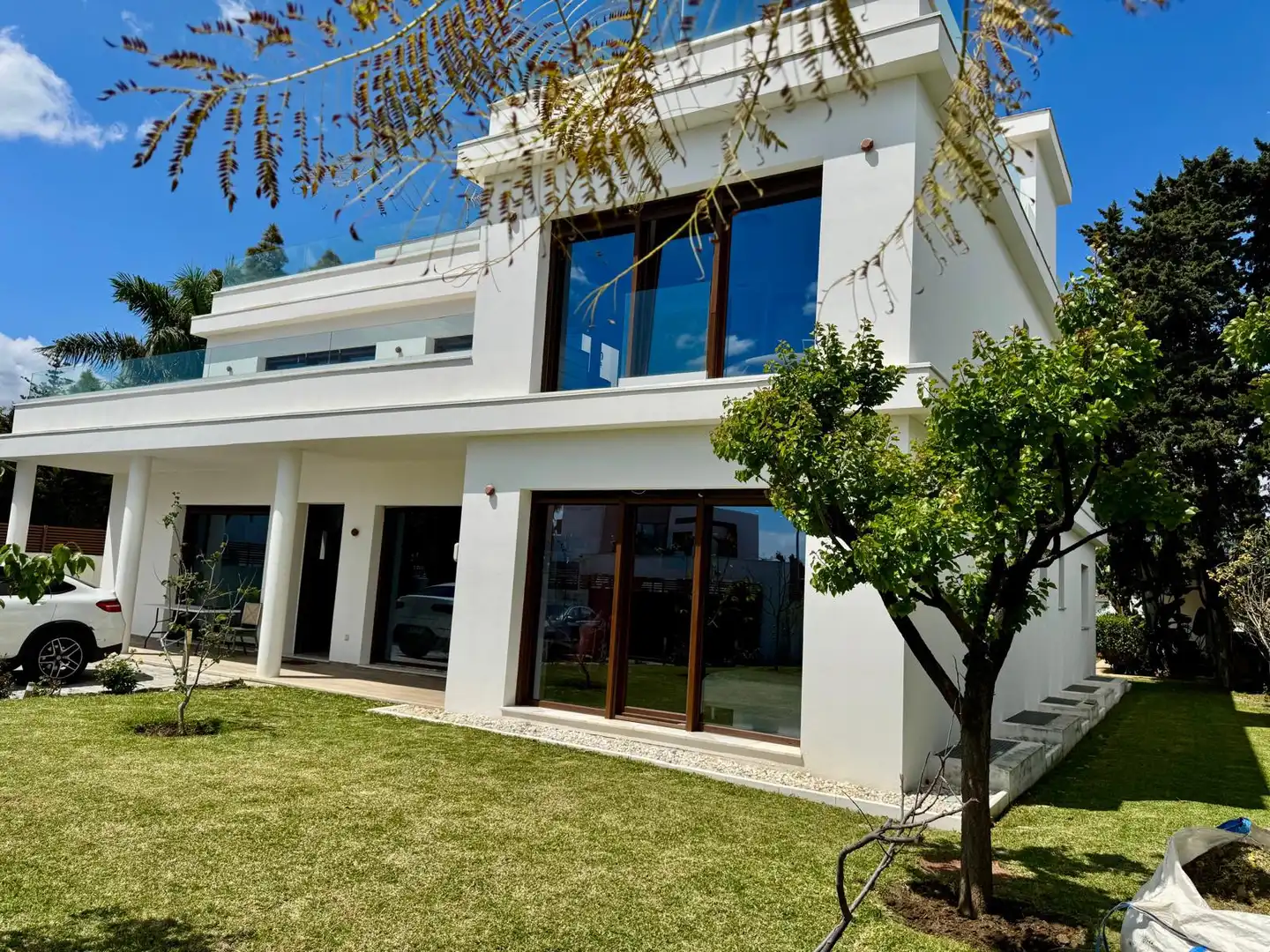 Vista exterior de Casa o xalet de lloguer en Marbella amb Aire condicionat, Calefacció i Jardí privat