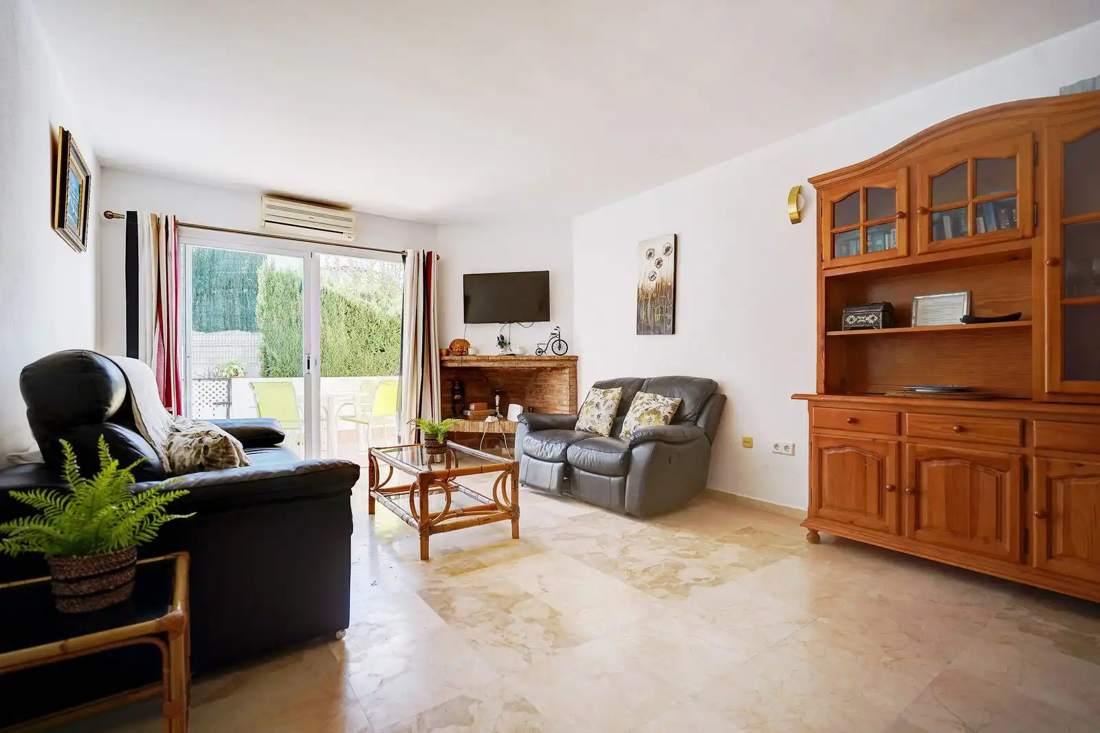 Sala de estar de Casa adosada en venta en Marbella con Aire acondicionado, Terraza y Amueblado