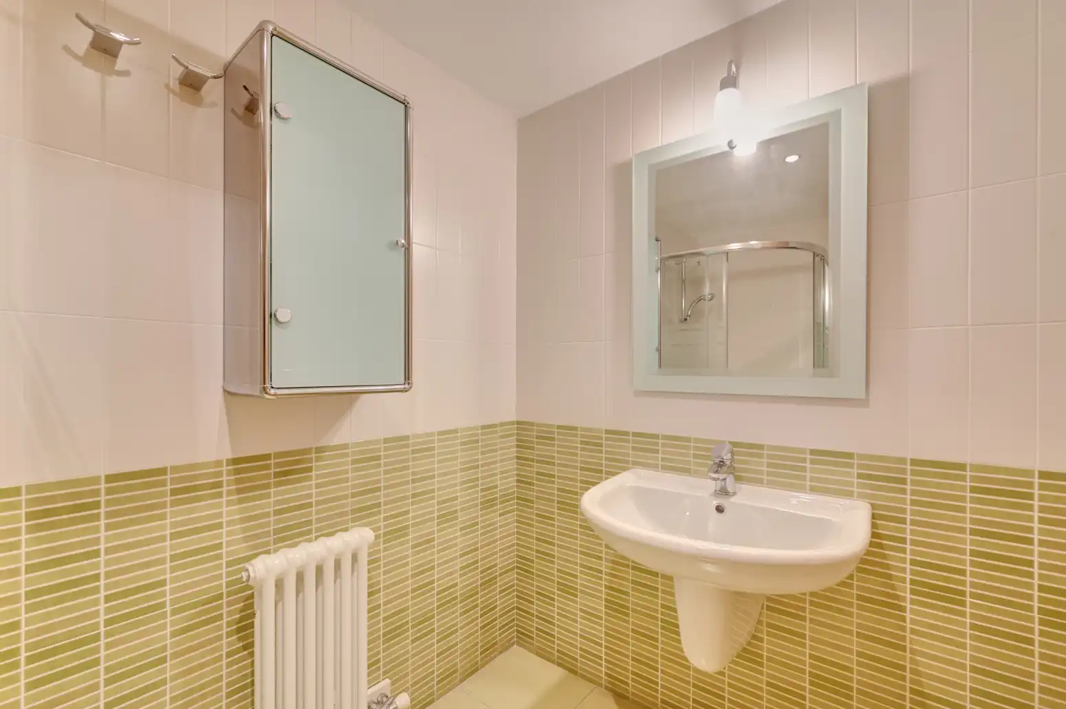 Bathroom of Flat for sale in  Pamplona / Iruña  with Heating, Private garden and Parquet flooring