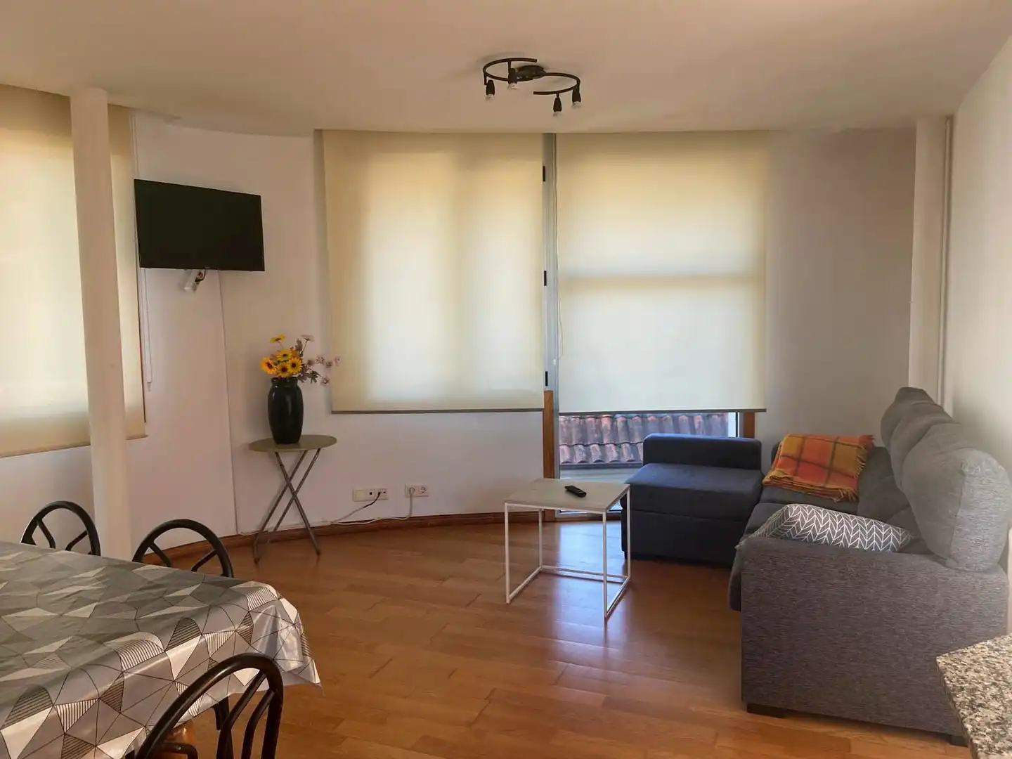 Sala d'estar de Pis de lloguer en Cangas  amb Calefacció, Moblat i Forn