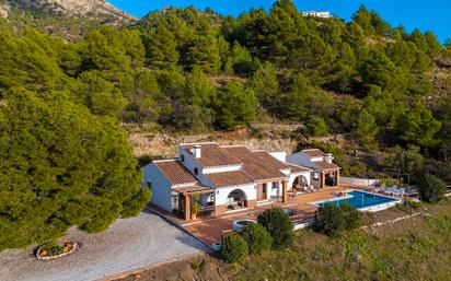 Vista exterior de Casa o xalet en venda en Canillas de Aceituno amb Aire condicionat, Terrassa i Piscina