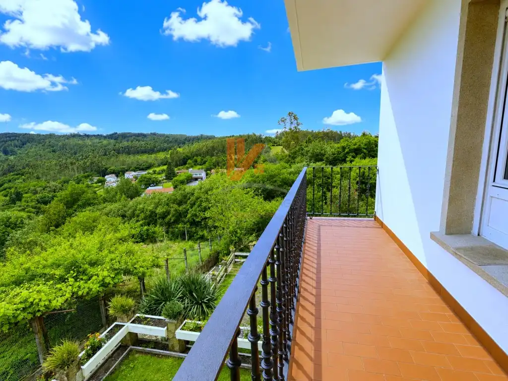 Terrassa de Casa o xalet en venda en Santiago de Compostela  amb Jardí privat, Moblat i Forn