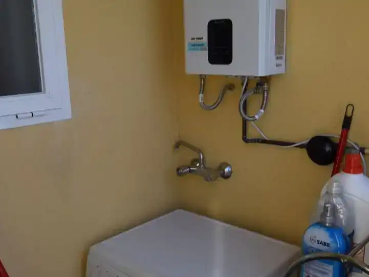 Badezimmer von Wohnung zur Miete in Benalmádena mit Klimaanlage und Schwimmbad