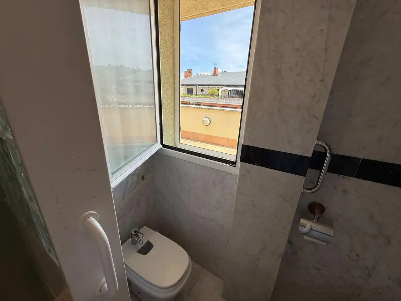 Baño de Ático en venta en Castro-Urdiales con Calefacción, Parquet y Terraza