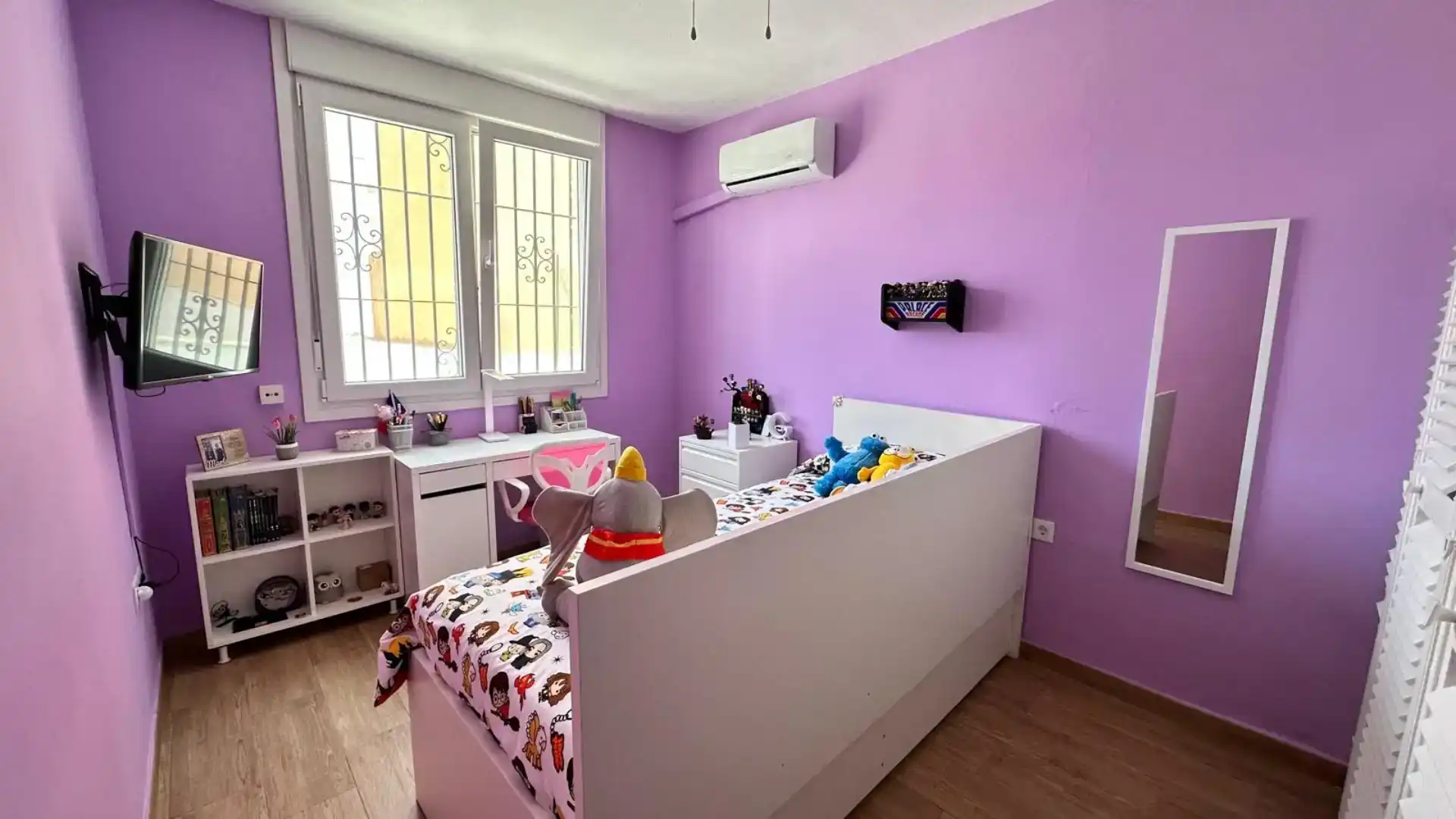 Dormitori de Casa o xalet en venda en La Línea de la Concepción amb Aire condicionat, Jardí privat i Traster