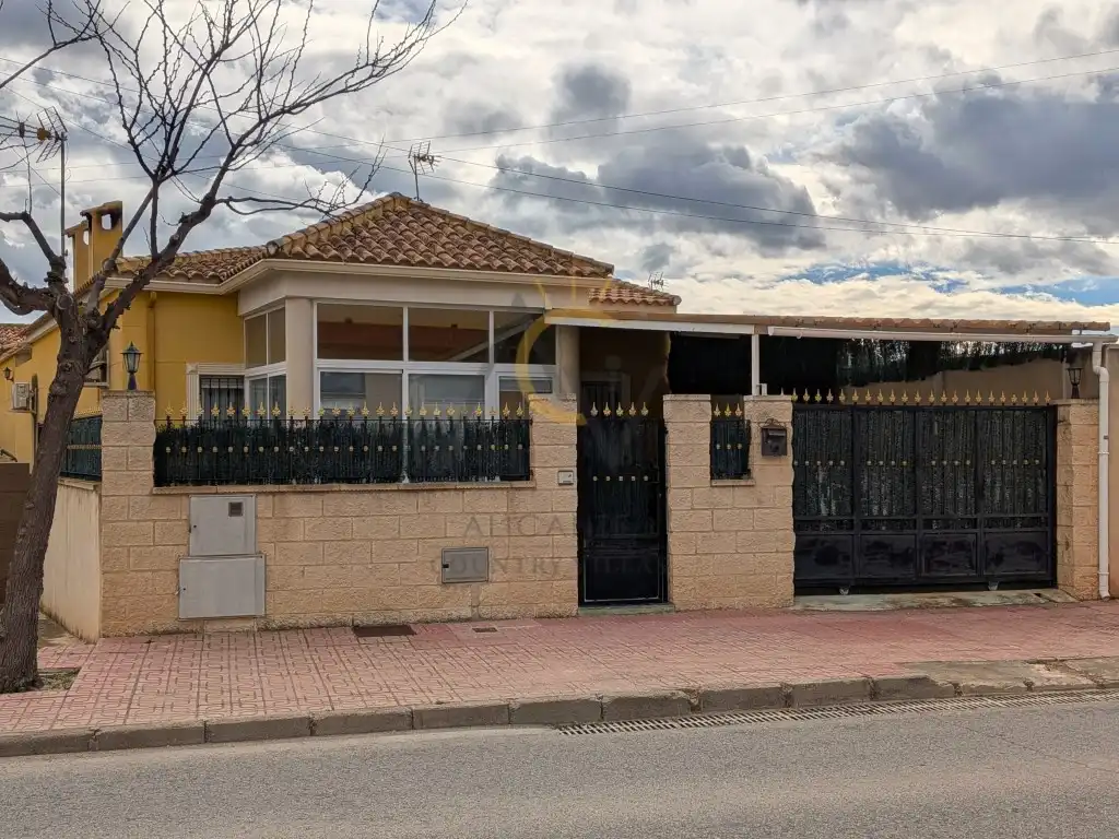 Casa amb jardí en venda a Avenida Castilla De