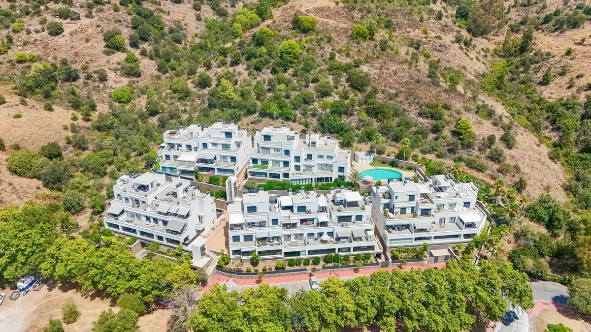 Vista exterior de Pis en venda en Marbella amb Terrassa i Piscina