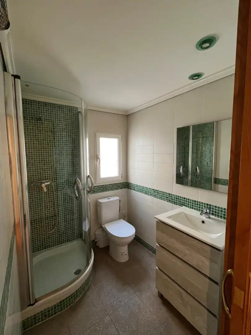 Badezimmer von Wohnung zum Verkauf in Valencia mit Klimaanlage, Heizung und Parkett