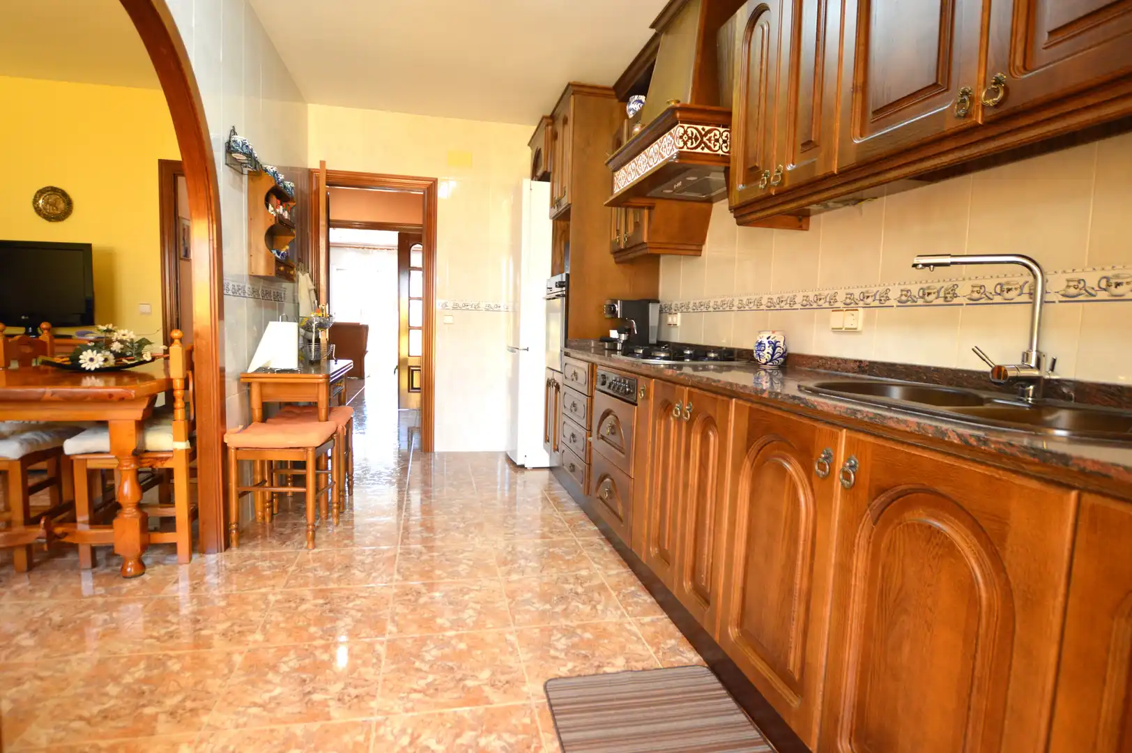 Cuina de Casa adosada en venda en Cubelles amb Calefacció, Terrassa i Forn