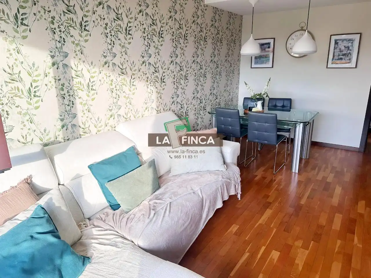 Sala d'estar de Pis en venda en Oviedo  amb Calefacció, Parquet i Traster