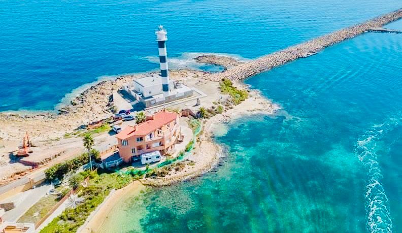 Vista exterior de Casa o xalet en venda en La Manga del Mar Menor amb Jardí privat i Terrassa