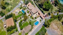 Vista exterior de Casa o xalet en venda en Benahavís amb Aire condicionat, Terrassa i Piscina