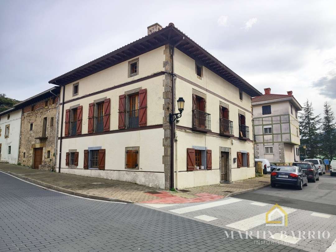 Vista exterior de Casa adosada en venda en Muskiz amb Calefacció i Balcó