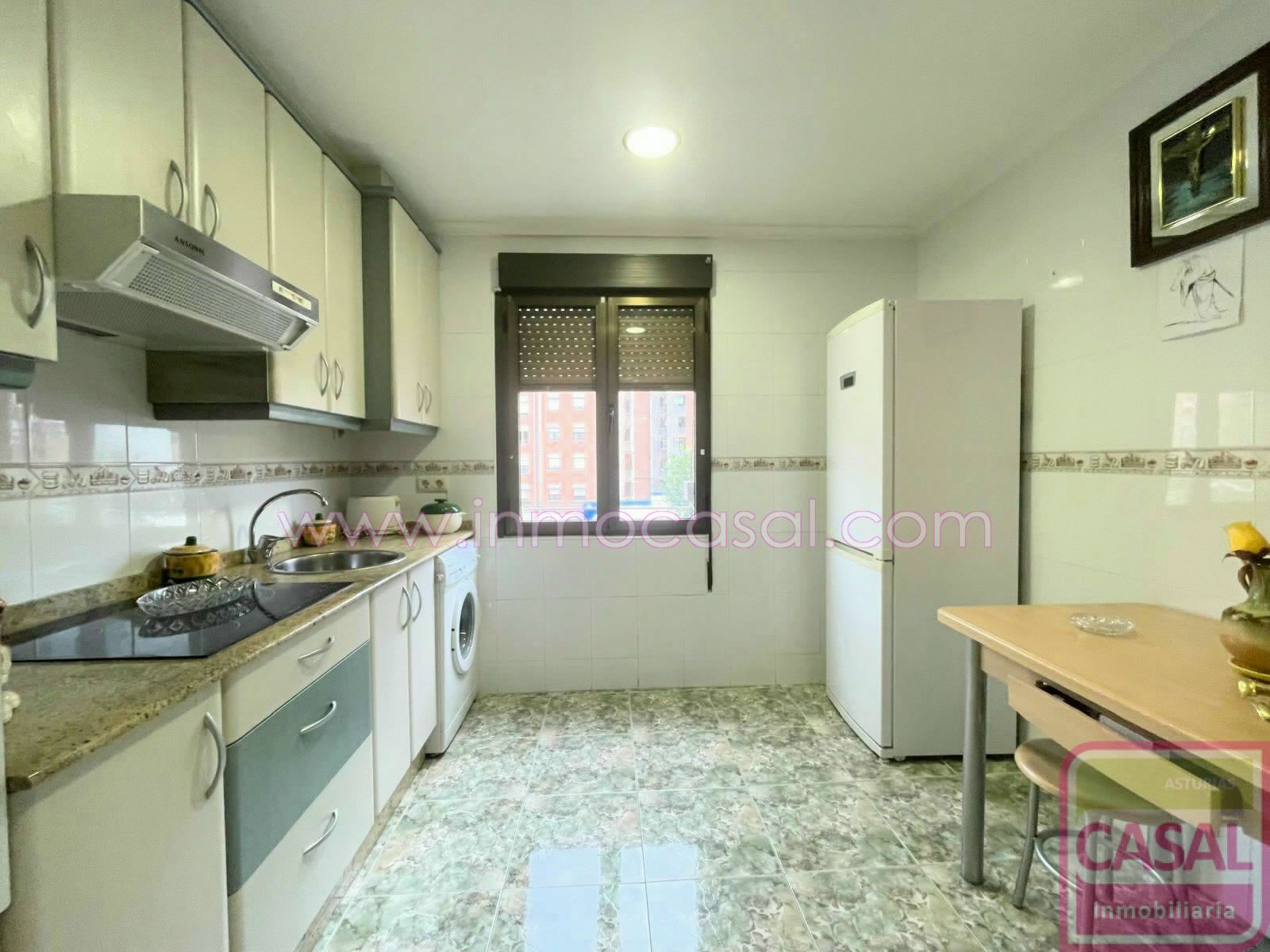 Cocina de Piso en venta en Mieres (Asturias) con Calefacción, Trastero y Amueblado