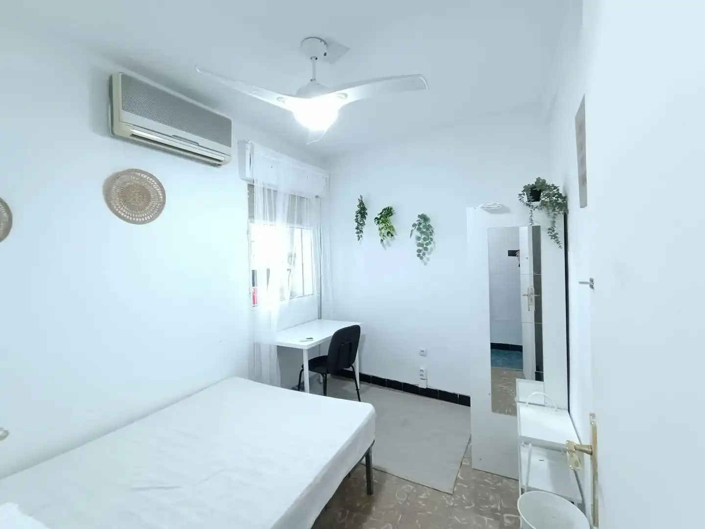 Bedroom of Flat for share in Sevilla  with Washing machine