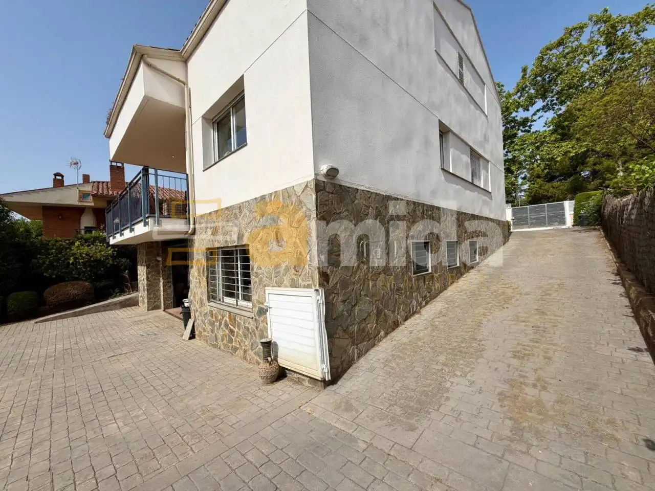 Vista exterior de Casa o xalet en venda en Sabadell amb Aire condicionat, Calefacció i Jardí privat
