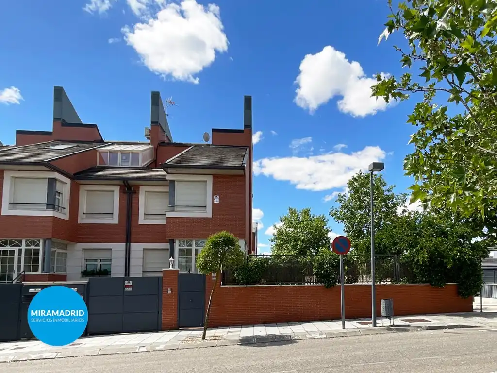 Vista exterior de Casa o chalet en venta en Paracuellos de Jarama con Piscina