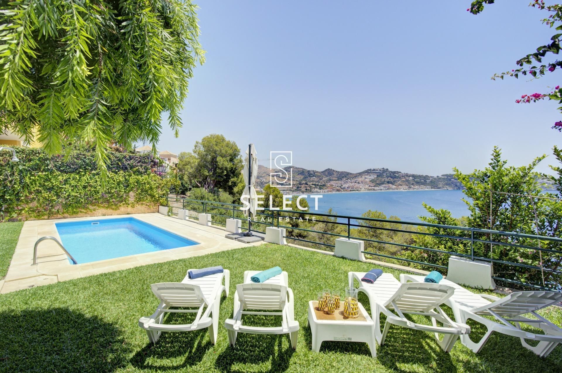 Vista exterior de Casa o xalet en venda en Almuñécar amb Aire condicionat, Jardí privat i Parquet