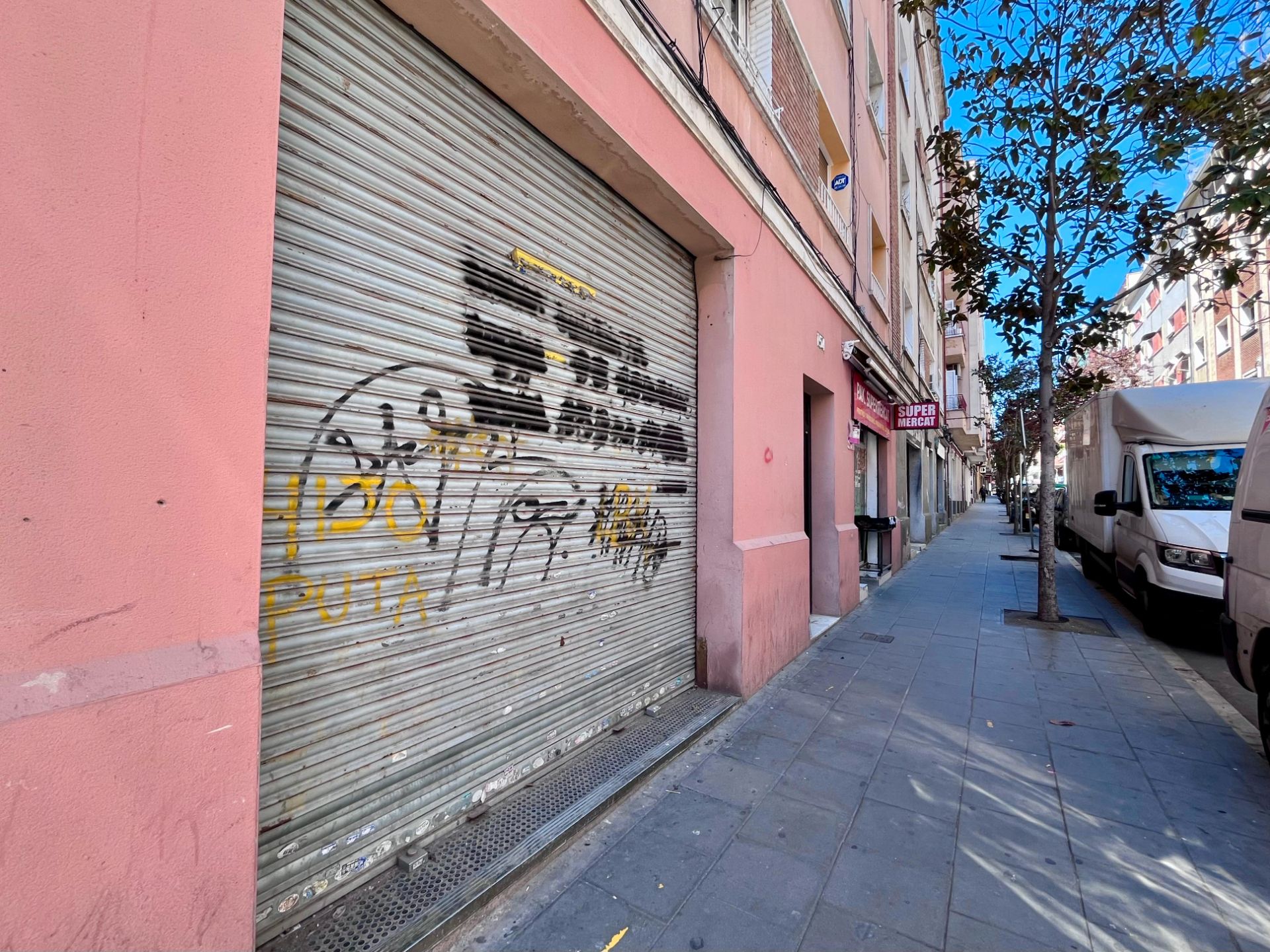 Vista exterior de Local en venda en L'Hospitalet de Llobregat