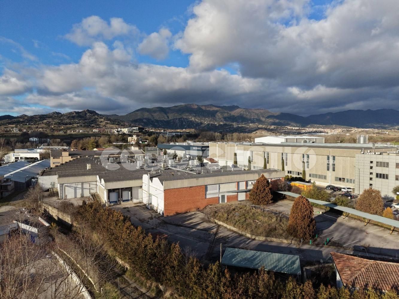 Vista exterior de Nau industrial en venda en Torelló
