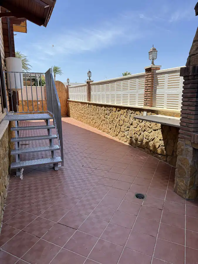 Terraza de Casa o chalet de alquiler en Roquetas de Mar con Jardín privado, Piscina y Amueblado