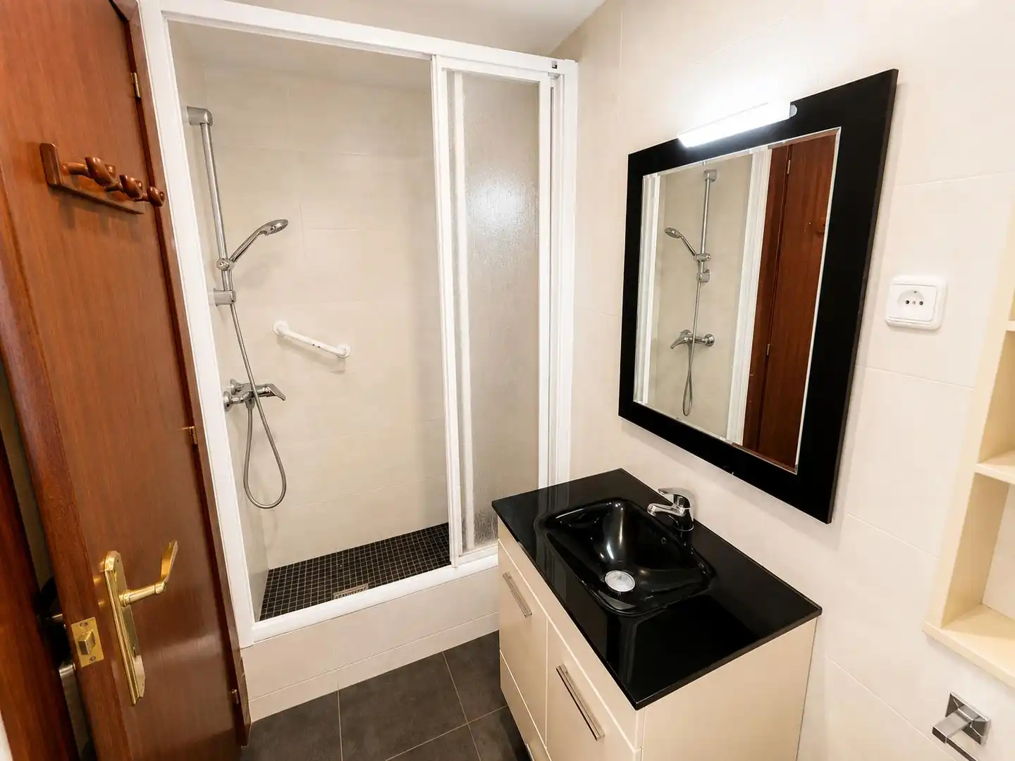 Bathroom of Flat for sale in Arenys de Mar  with Air Conditioner, Terrace and Storage room
