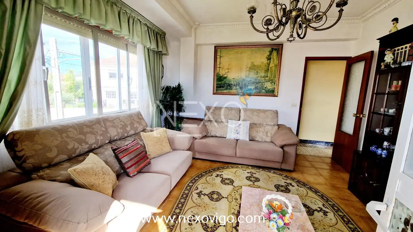 Sala d'estar de Casa o xalet en venda en Cangas  amb Calefacció, Jardí privat i Parquet
